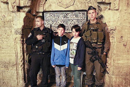 与以色列士兵合影