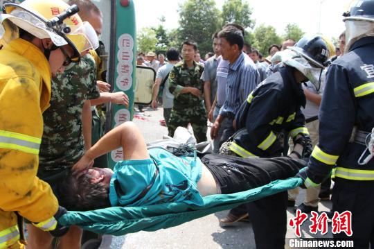湖北宜都一公交车侧翻司机死亡4人被困