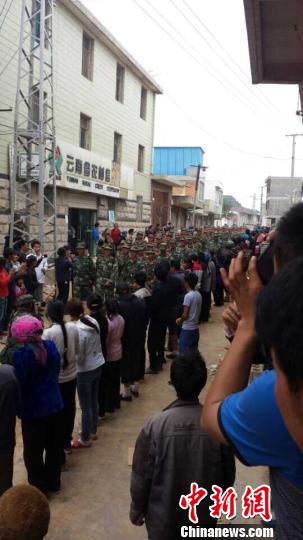 云南堰塞湖排险官兵返程民众自发聚集“送亲人”