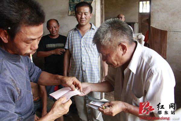 邻居帮刘承元找到了丢失的身份证，刘承元很开心
