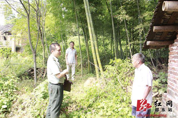 邵东县武装部的同志看望刘承元了解他的困难