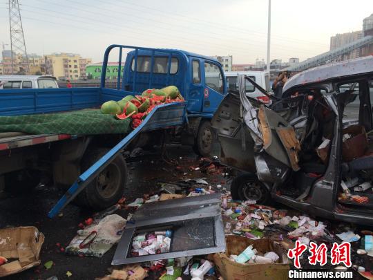 哈尔滨面包车与货车相撞致1死1伤　解培华　摄