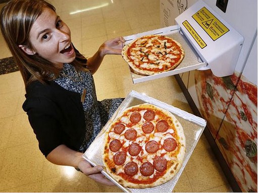  澳洲雪梨一家披萨店老板，花了约22.6万元人民币，研究出一台披萨自动贩卖机，只要短短三分钟，就能尝到美味的披萨，吸引许多顾客前往品尝。