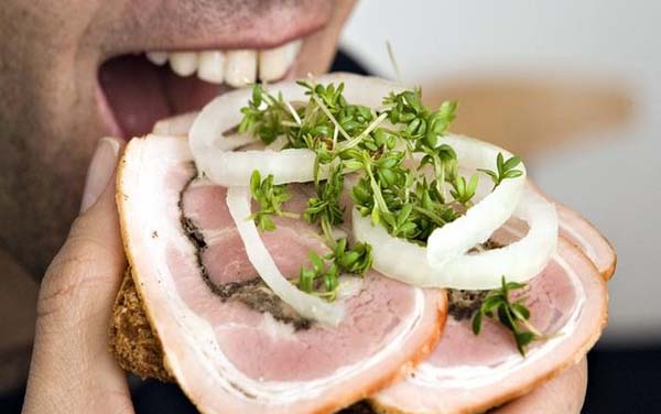 12名丹麦人因食用一家丹麦肉类加工厂感染李斯特菌的香肠中毒死亡。14日传来消息称，这家丹麦肉厂的产品也销到了德国。