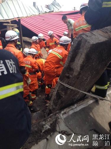 消防人员现场搜救