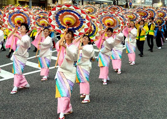 在日本鸟取市“锵锵祭”上举行挑战吉尼斯世界纪录的“最大伞舞”活动。