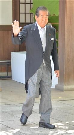 石原慎太郎挥手对向其欢呼的普通民众致意 