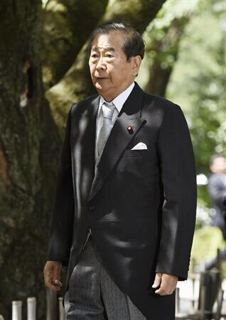 石原慎太郎走进靖国神社