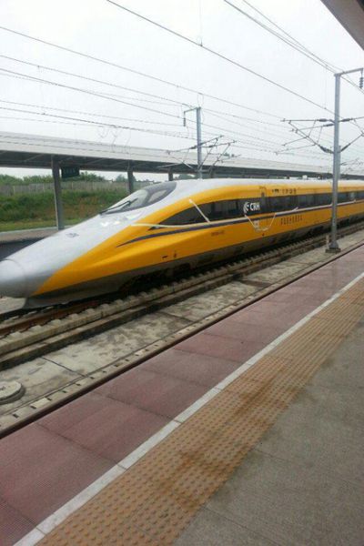 8月12日14时59分，和谐号经过沪昆高铁邵阳北站，试车速度为180km/h。（刘欣蓉）