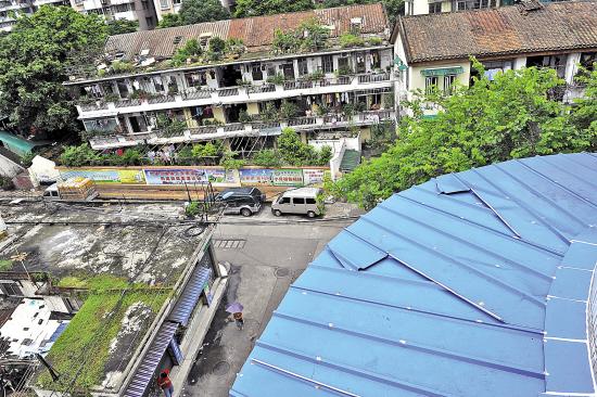 婴儿坠落到蓝色雨棚上