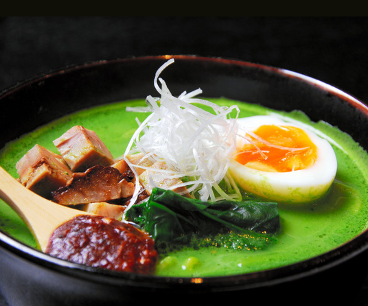 面粉内加入菠菜的绿色拉面。