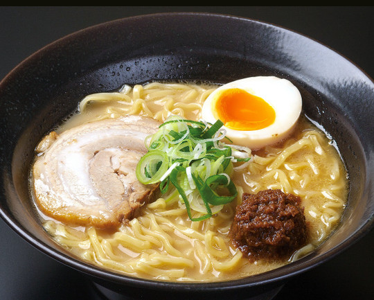 面粉内加入鸡蛋、猪肉的白色拉面。