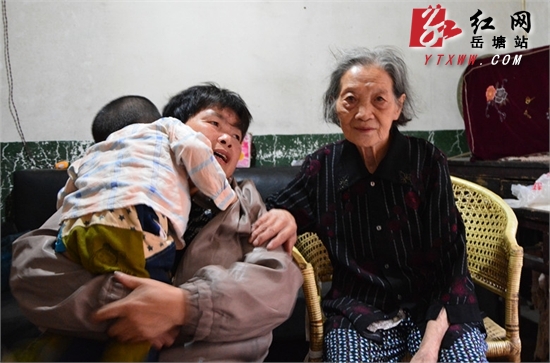 岳塘区一居民照顾空巢老人十余年 不是母女胜似母女