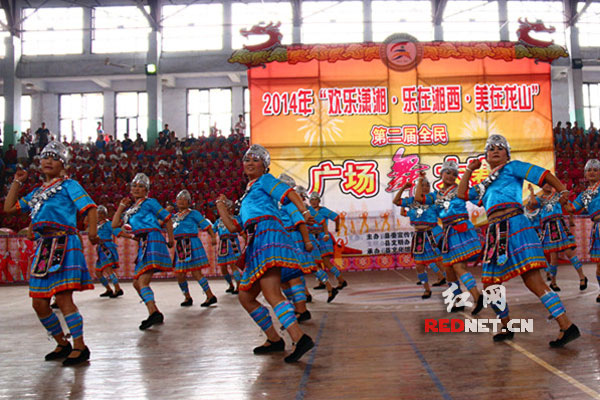 县举办欢乐潇湘·美在龙山大型民族广场舞大
