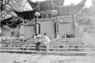 由于关门，游客只能在门口烧香。 记者周明佳摄