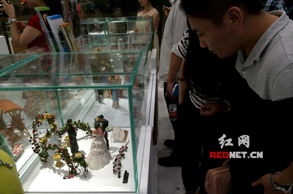 现场市民正在观看3D打印成品。
