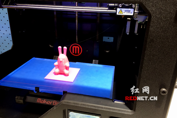 一位小朋友使用3D打印技术制作的卡通兔玩具。