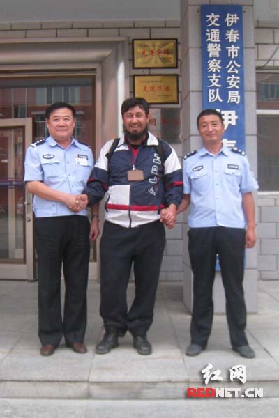 7月底，多里昆骑行完上海之后，改变了骑行路线，向东北省份“迈进”。图为多里昆在黑龙江省伊春市。