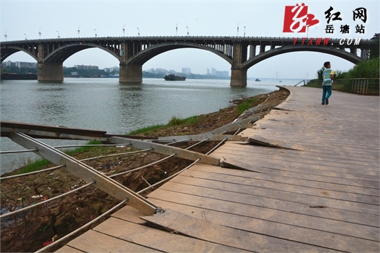 河东沿江风光带百米护栏破损严重 三个月未修复