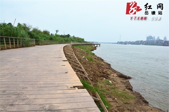 河东沿江风光带百米护栏破损严重 三个月未修复