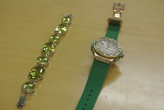 图为小偷寄给报社的手表和首饰，这名小偷称，在罗默家中窃得的物品系冒牌货。