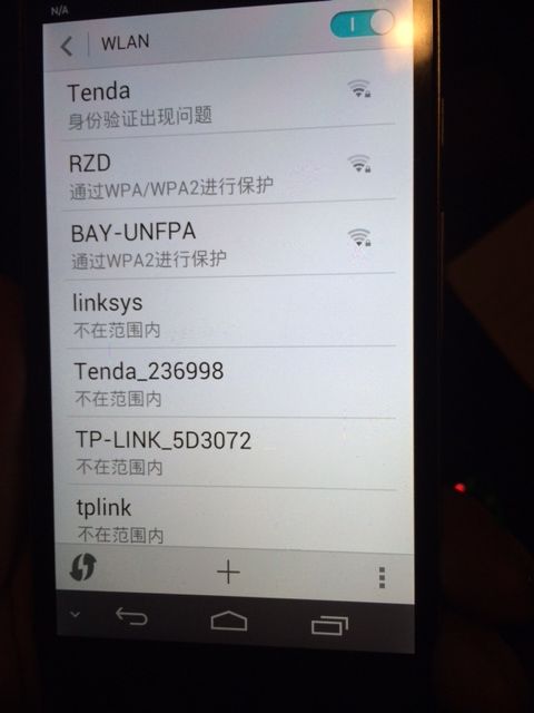 图为平壤市内第一使馆区门口加油站旁无限网络情况