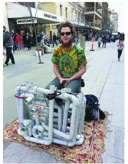  一位昵称“水管哥”的澳洲街头艺人，坐在一台以水管构成的奇妙乐器前，用一双拖鞋拍打乐器和自己的大腿，演奏出不同风格的电音舞曲，引起了人们的热烈关注。