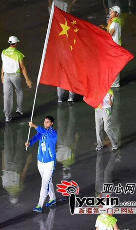 新疆姑娘青奥会开幕式引领中国代表团 迪拉娜：目标就是卫冕