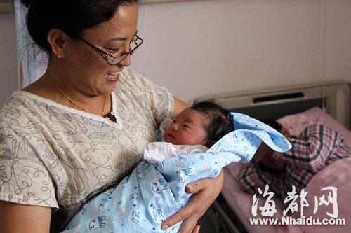 孕妇深夜羊水破裂 出租车司机闯3次红灯送医