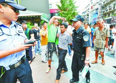 两老乡小贩争摊位 一人持刀狂追捅死对方(图)