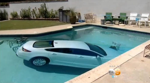 图片显示车被泳池的水全部淹没。