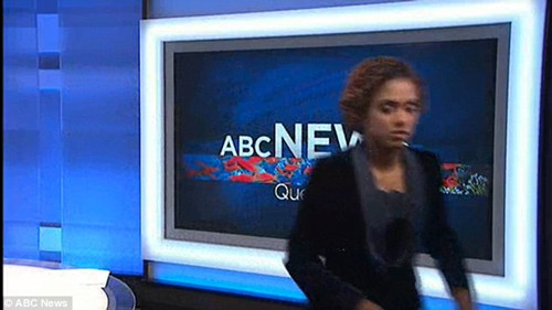 在卡琳娜念完新闻后,以为画面切换到新闻现场,所以开始在台上来回散步,并不时地整理一下自己的发型,甚至还喃喃自语