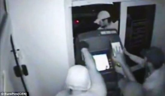 一伙俄罗斯银行劫匪把ATM取款机直接拆了下来。