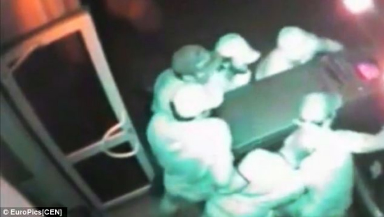 他们试图把沉重的机器抬走，但因为动作太慢，最终被赶来的警察逮捕。