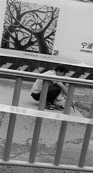 男子拖着子女持刀封堵马路称只为找回老婆（图）