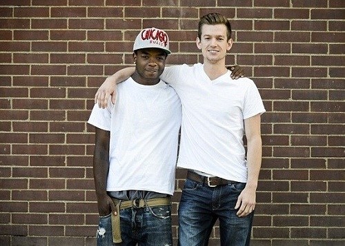 曾经与两名哥哥一起抢劫的本内特(图左)在走出感化院后,与其曾经的受害者米德尔顿成为好朋友,如今已经找到正当职业。