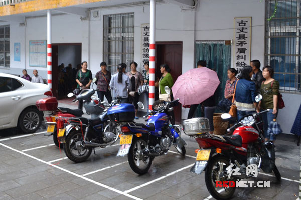 群众按序等待汪立东接访