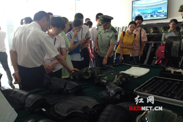 社会各界代表参观长沙边检站警务装备。