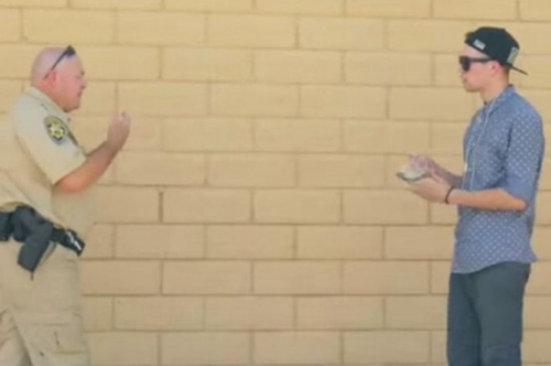 在视频中,魔术师向警察“出售”大麻