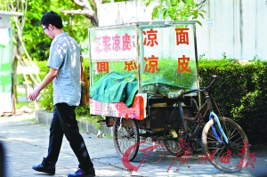 流动餐点多为三轮车改装，非常简陋。记者轩慧摄