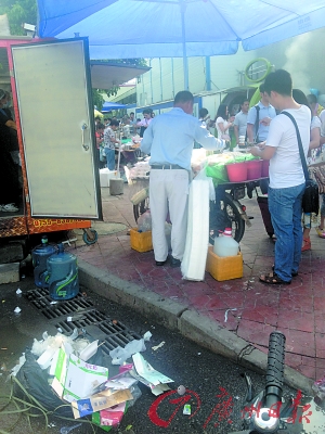 流动餐点卫生糟糕，食材废料与各类垃圾随地丢弃。记者潘播摄