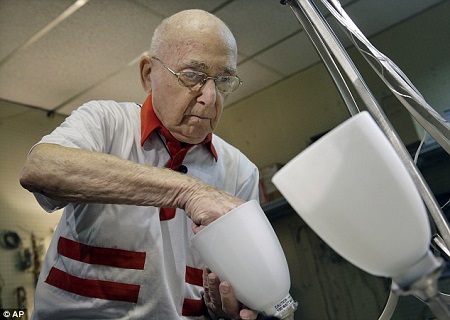 101岁的高德曼已经在一家灯具厂工作了73年。