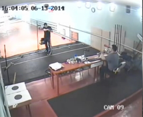 俄罗斯少年射击训练时误杀教练酿惨剧(视频截图)