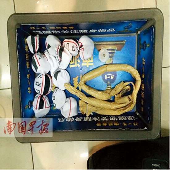 被包裹得很好的11条活蛇被查获。 黄国兵王劝摄