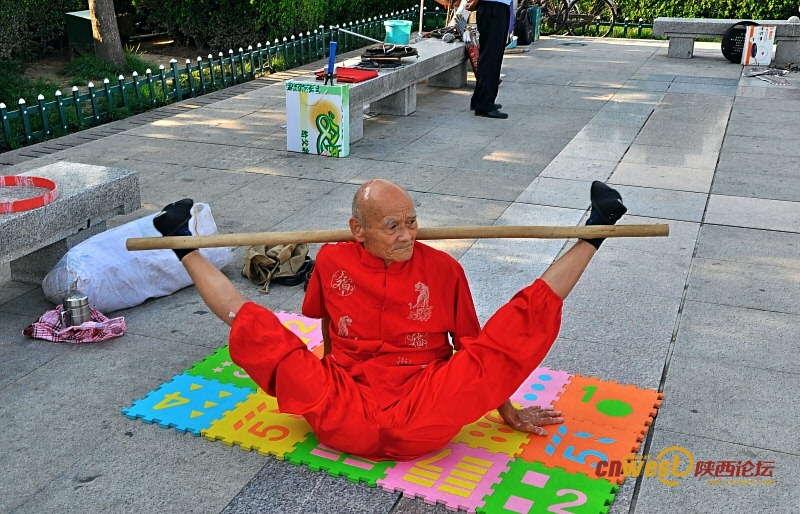 70岁练“二指禅” 78岁一身功夫雁塔南广场引围观（我爱蓝天 摄影）