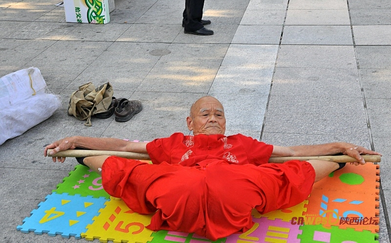 70岁练“二指禅” 78岁一身功夫雁塔南广场引围观（我爱蓝天 摄影）