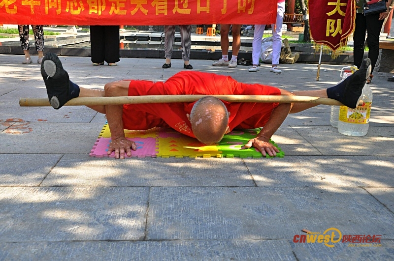 70岁练“二指禅” 78岁一身功夫雁塔南广场引围观（我爱蓝天 摄影）