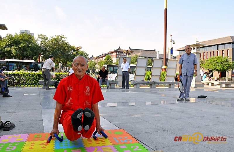 70岁练“二指禅” 78岁一身功夫雁塔南广场引围观（我爱蓝天 摄影）