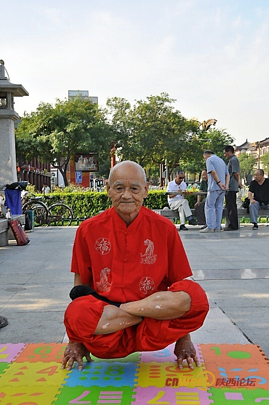 70岁练“二指禅” 78岁一身功夫雁塔南广场引围观（我爱蓝天 摄影）
