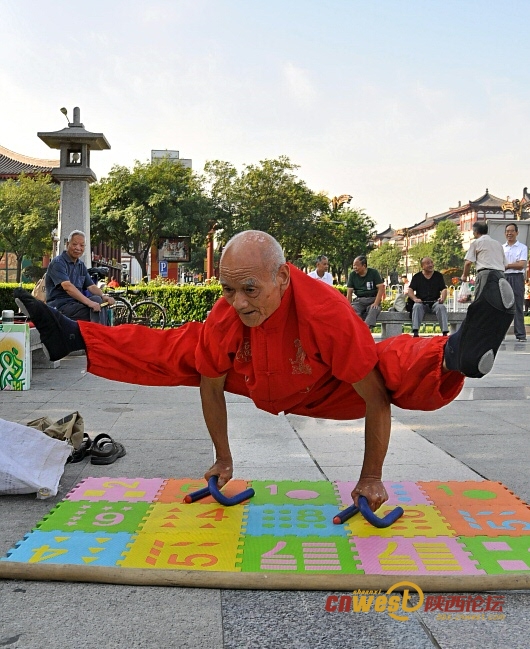 70岁练“二指禅” 78岁一身功夫雁塔南广场引围观（我爱蓝天 摄影）